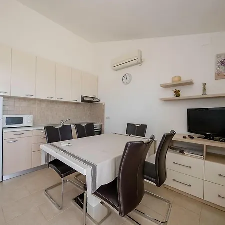 Lidia Apartmán Mundanije